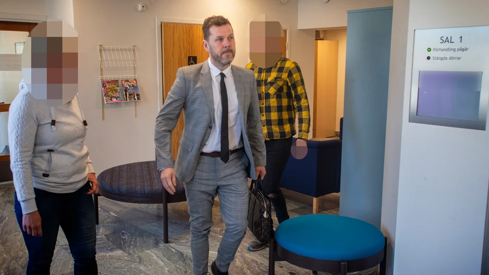 Den misstänkta bombmannen, till höger, tillsammans med målsägandebiträdet Marcus Ström under torsdagens rättegång. Försvaret yrkade på en friande dom.