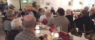 Pensionärer kalasade på gratis palt. "Bara glada miner"