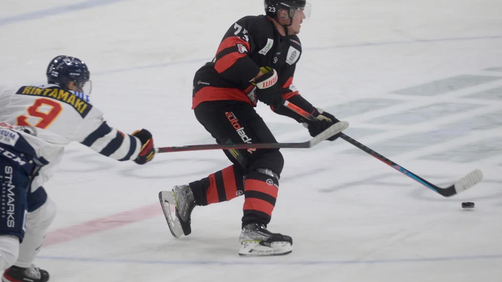 Albin Ivarsson Hamberg fick äntligen spela center och fick mycket istid. Utgångspositionen var center i tredjekedjan tillsammans med gamla vapendragaren John Moberg. Ivarsson prickade in 3–3-pucken.