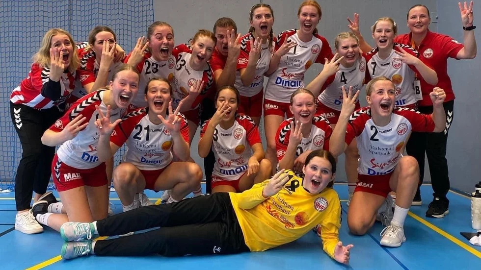 Vadstena HF:s 16-årslag visar tre fingrar som tecken för att laget gått direkt till steg tre i ungdoms-SM-handbollen. Där hoppas VHF nu arrangera en hemmafest i slutet av januari.