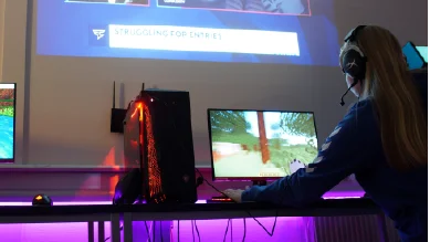 En ungdom iklädd Uppsala HK-ställ pelar Minecraft. Foto: Ivan Wästvind.