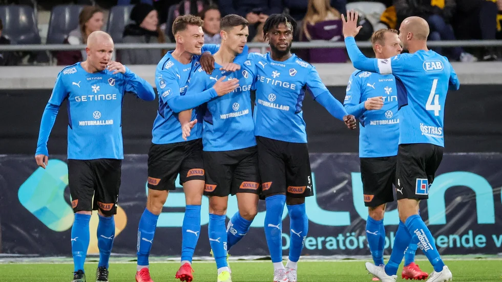 Halmstad jublar efter ett av målen borta mot Häcken.