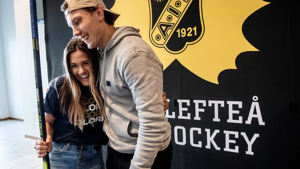 Carly Wickenheiser har stark koppling till både St Louis och hockeylaget Blues. För henne var Stanley cup-vinsten otroligt stor på alla sätt och hon var riktigt glad över att få besöka Sundqvist och titta på pokalen.