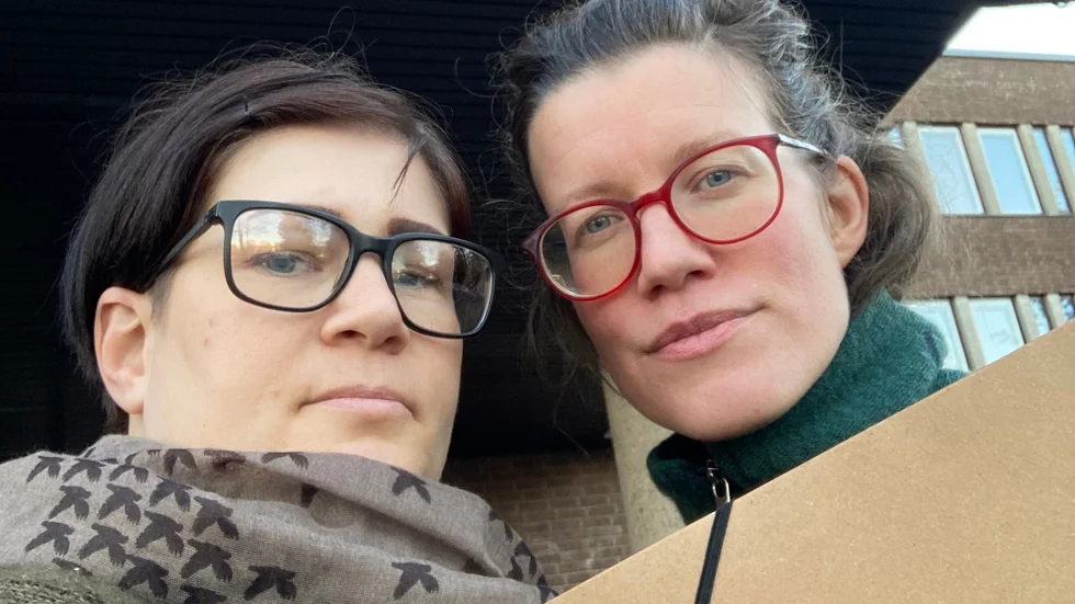 Linda Wickström och Åsa Norling från föreningen NärSam lämnade över namninsamlingen mot förslaget på en nedläggning av landsbygdsskolorna i Vendel, Mehedeby och Edvalla till kommunfullmäktige i Tierp.