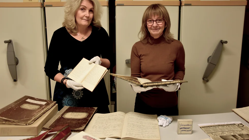Monica Andersson och Ginger Karström välkomnar allmänheten till Arkivens dag på lördag där de plockat fram en del skatter ur föreningsarkivet samt dagböcker.