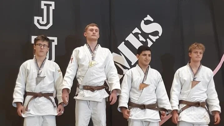 Benjamin Gonzalez överst på pallen i Staffanstorp.