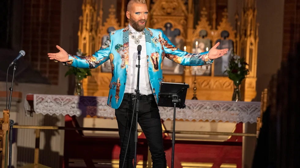 Rickard Söderberg gjorde stor succé i Hällestads kyrka.