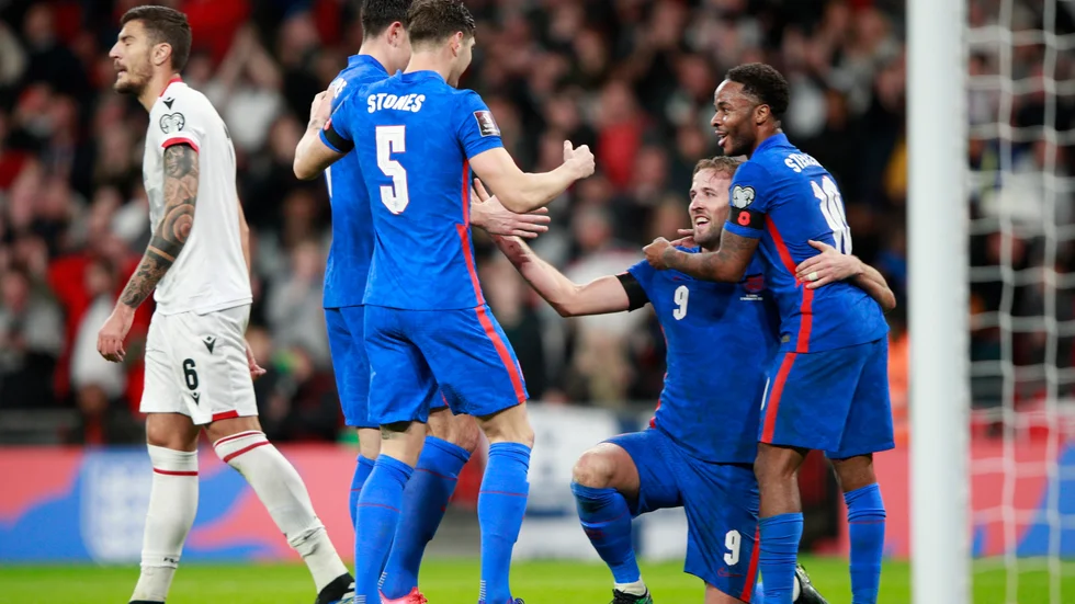 Englands Harry Kane (9) firar med lagkamraterna.