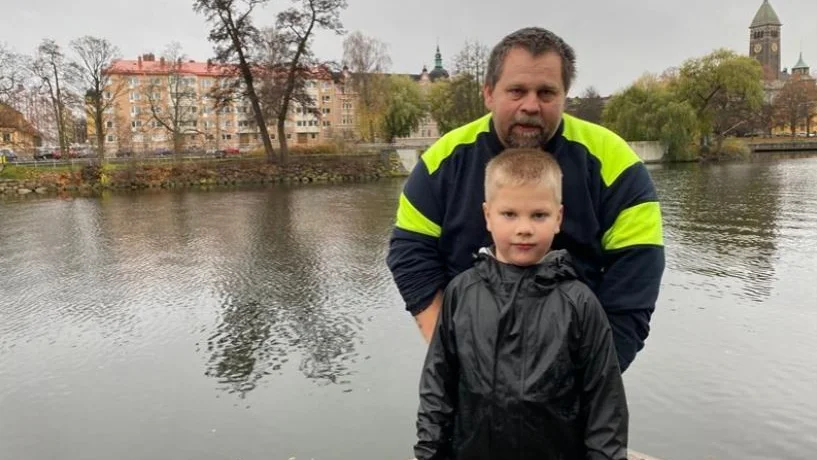 Kenneth Ljungblad och Emil Ljungblad magnetfiskade i Strömmen - och fick napp. Det fick polisen att spärra av delar av centrala Norrköping.