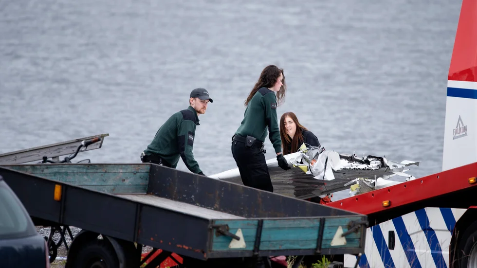 Flygplansdelar lyfts upp på en bärgningsbil dagen efter den flygolycka där nio personer omkom.Foto: Erik Abel/TT