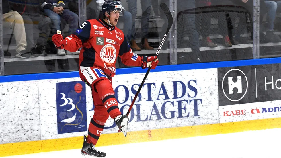 Viktor Liljegren njuter av att vara tillbaka i VIK-tröjan. "Det är roligt att spela hockey", säger forwarden.
