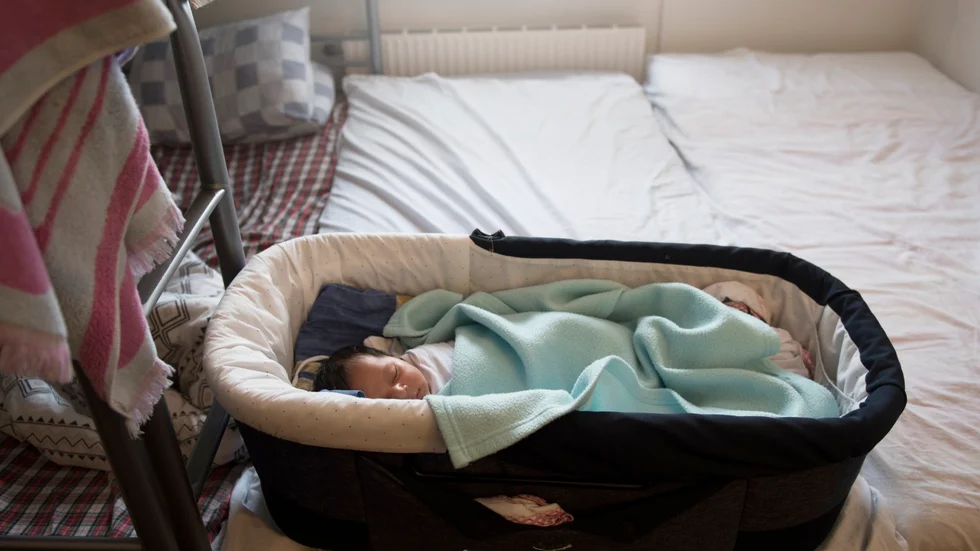 Baby på flyktingboende i Pajala år 2016. Om mamman fick stöd av en doula vid förlossningen är oklart, men behovet ökade i samband med flyktingströmmen. 