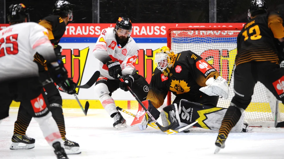 ”I tredje perioden spelar vi ganska långsamt och utan attack, och då blir det enkelt för dem att försvara ut oss och styra ut oss i hörnorna”, säger tränare Robert Ohlsson efter matchen.