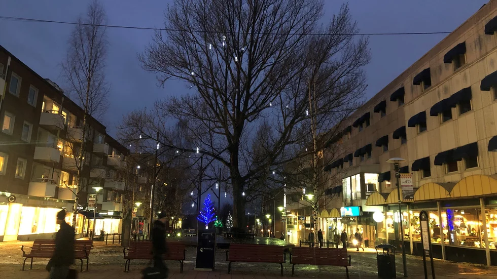 Poppeln på Byxtorget har stått mörk i nästan tre år. Nu har den försetts med 40 stycken "istappar" som skapar stämning i centrum.