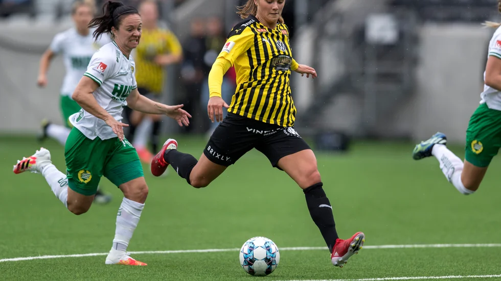 June Pedersen, till vänster, i en match mot Häcken. Arkivbild.