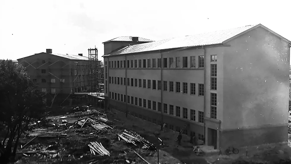 Kanalskolan invigdes 1935. Den har stora delar av tiden som den varit i bruk upplevts som barn- och elevfientlig.