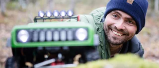 Julian, 32, från Strångsjö rattar bilar i miniatyr: "En del tycker att jag är tokig"
