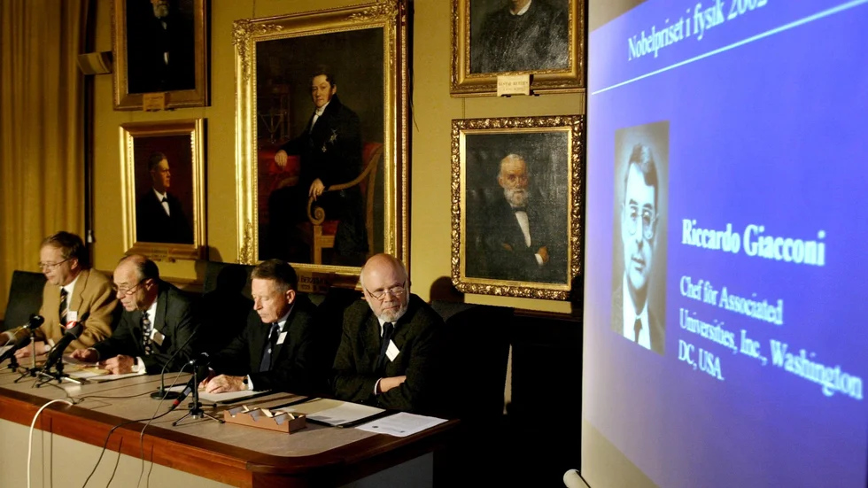 Vem pryder väggarna? Bild från när nobelpriset i fysik tillkännagavs 2002 på vetenskapsakademien i Stockholm.