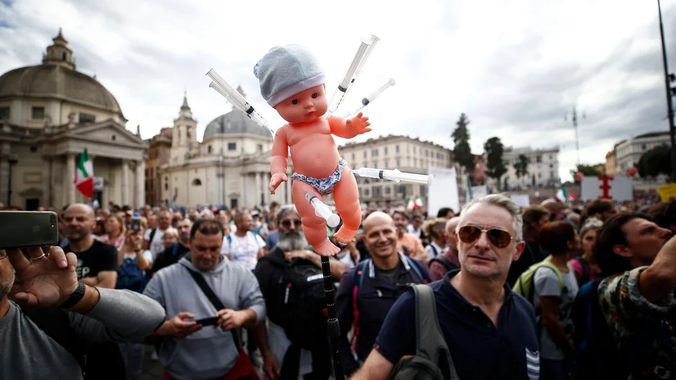 En docka med sprutor vid en protest i huvudstaden Rom mot vaccinpassen. Bilden är tagen i lördags.