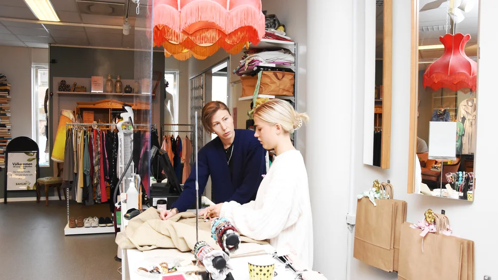 I kassan ses Erika Ölund och Astrid Nordbrandt som är två av de åtta anställda på Returpunkt Centrum. Målet med stället är att bidra till ett mer hållbart Luleå, detta i projektform fram till slutet av 2022. Bakom det hela står det kommunala bolaget Lumire som arbetar med avfall, återvinning och återbruk. De samarbetar med Röda Korset, Sömnadskollektivet, Luleå kommun, Lulebo och PMU i Piteå. 