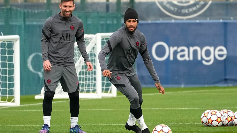 Neymar, till höger, missar PSG:s möte med Leipzig på tisdagen på grund av skadekänning. Trots det tränade han under måndagen, här tillsammans med Lionel Messi.
