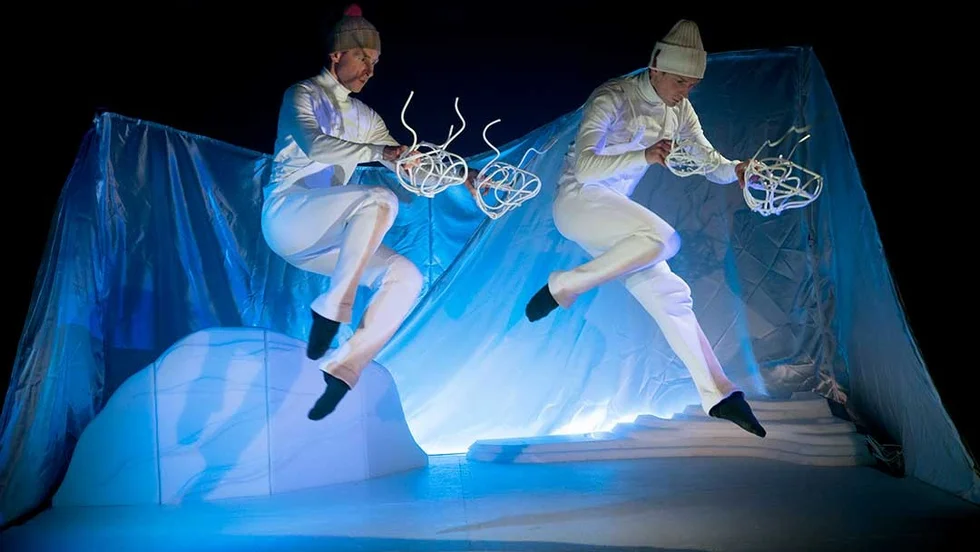Tobias Ulfvebrand och Hugo Therkelson syns på scenen i "Snö" som får världspremiär på Acusticum på lördagen. De har även gjort musiken och koreografin. Arvidsjaur är en av orterna som får besök under turnén som följer.