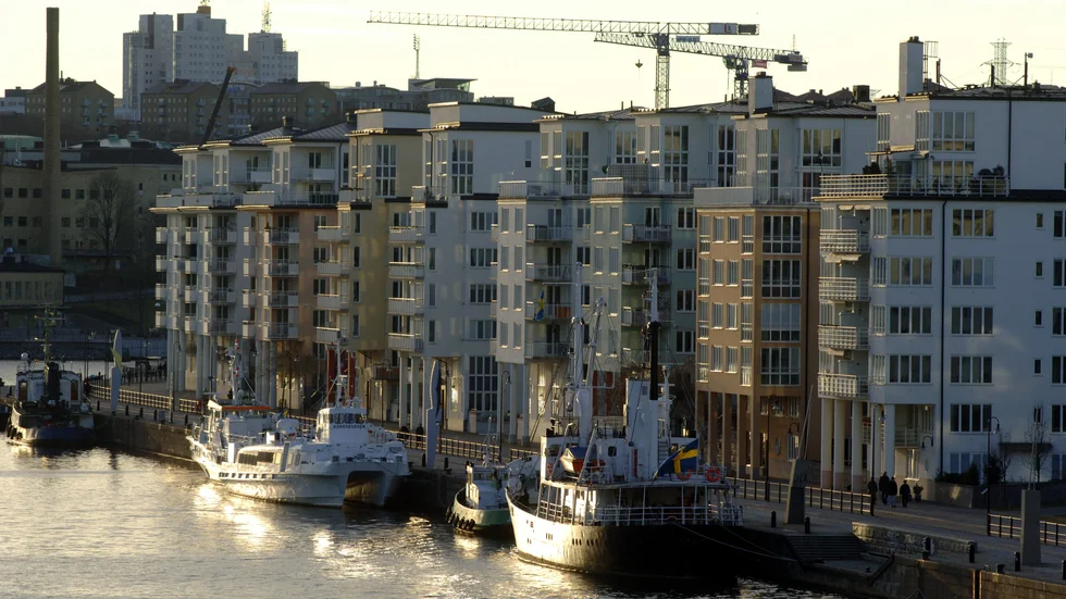 Åtta åtalas för förfalskade anställningsintyg och lönespecifikationer som användes vid ansökningar om bolån. Arkivbild.