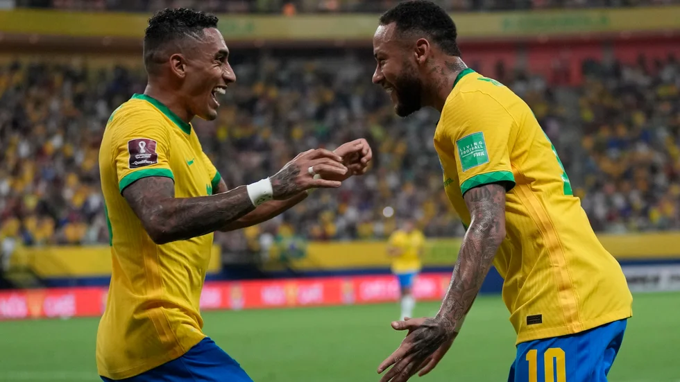 Raphinha och Neymar firar den förres 2–0-mål mot Uruguay.