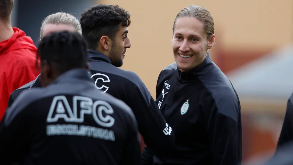 Felix Michel fortsätter på lån i AFC fram till sommaren. Därefter kan det bli en permanent lösning med backstjärnan.