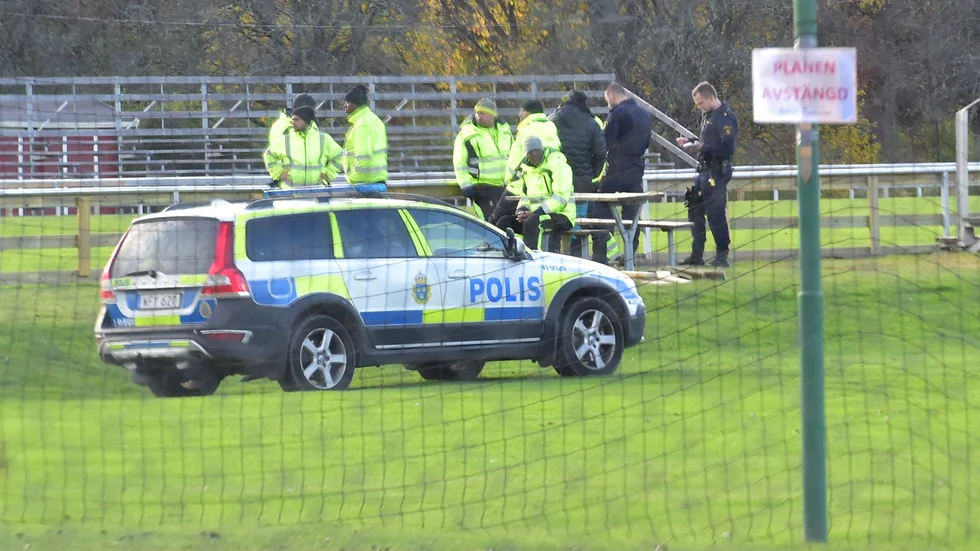 Kommunen har fattat beslut om att hålla barn och elever inomhus efter skottlossningen i närheten av en skola.