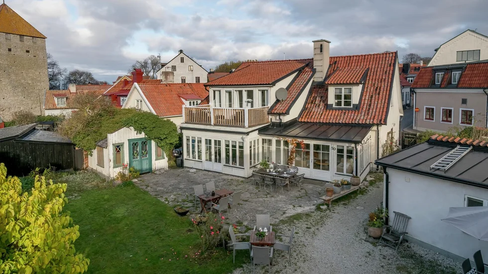 Fastigheten består av tre villor som är inredda med tio sovrum med 32 bäddar.