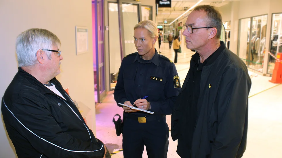 Mjölbybon Teuvo Kultanen i samspråk om trygghet med kommunpolis Josefin Arvidsson och Roger Max, säkerhetssamordnare på kommunen.