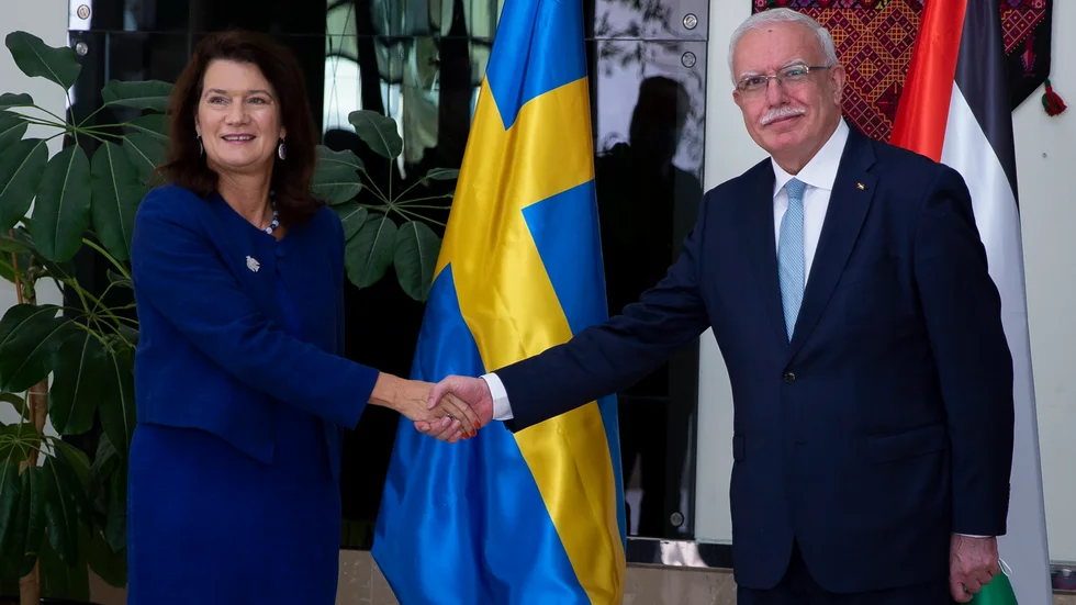 Utrikesminister Ann Linde skakar hand med sin palestinske motsvarighet Riyad al-Maliki i samband med mötet i Ramallah på Västbanken.