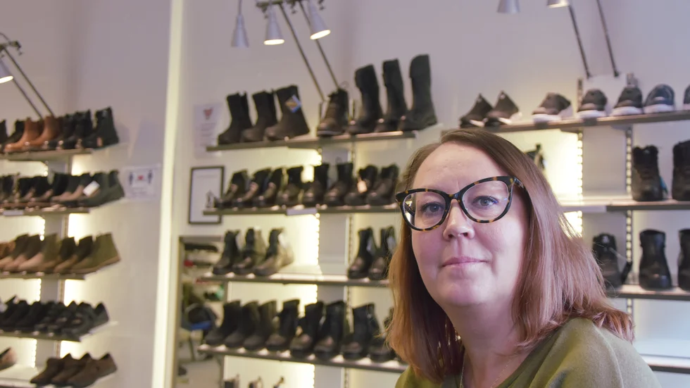 "Varje gång det kommer nya skor lägger vi ut det på både facebook och instagram. Har man inte det kan man ringa eller maila och vi kan ringa kunden när skorna kommer," säger Charlotte Berggren, butikschef på Skospecialisten BOTen i Boden.