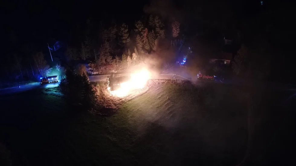 För att skydda närliggande vattendrag kommer räddningstjänsten låta ladan brinna ner under kontrollerade former.