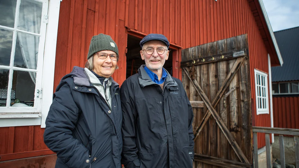 När deras lägenhet blev totalförstörd i höghusbranden i Gävle blev sjöboden i Sikhjälma en reträttplats för Nils och Ulla-Karin Simonsson.