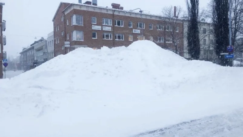 Bild från snöovädret i mitten av januari 2021. Hörnellgatan är helt översnöad i korsningen med Kanalgatan.