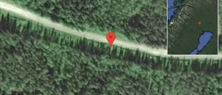 En personbil i singelolycka på väg 813