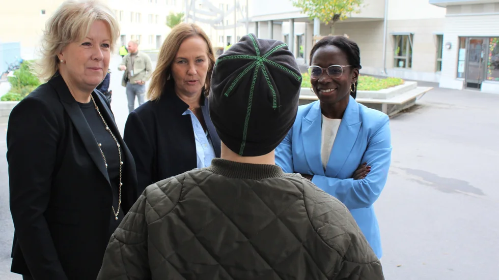 Partiledaren Nyamko Sabuni (L) besökte Silverdansens skola tillsammans med bland andra Juno Blom (L), som är partisekreterare och riksdagsledamot från Norrköping. Rektorn Pernilla Dahlgren visade runt på skolan.