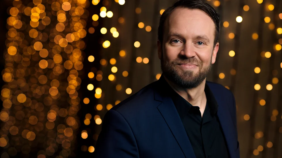 Mattias Ribbing anser att människor behöver bli skärmsmartare. Därför förespråkar han klocka på handleden och mobiltelefonen på byrån i hallen.