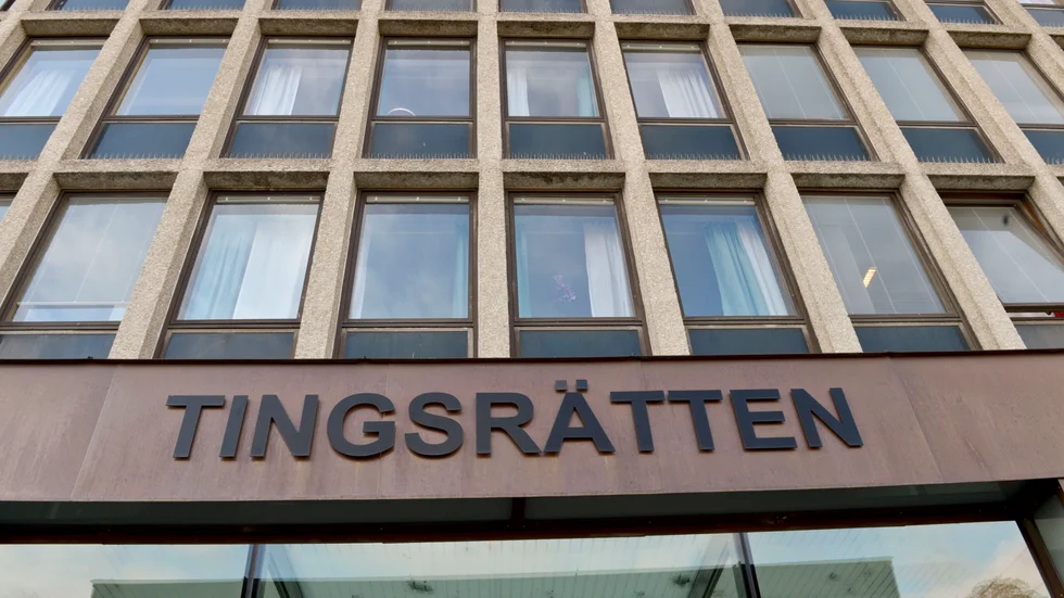 Tre personer åtalas vid Södertälje tingsrätt efter att enorma mängder sprit, cigaretter och kontanter upptäcktes till följd av en arbetsmiljökontroll. Arkivbild.