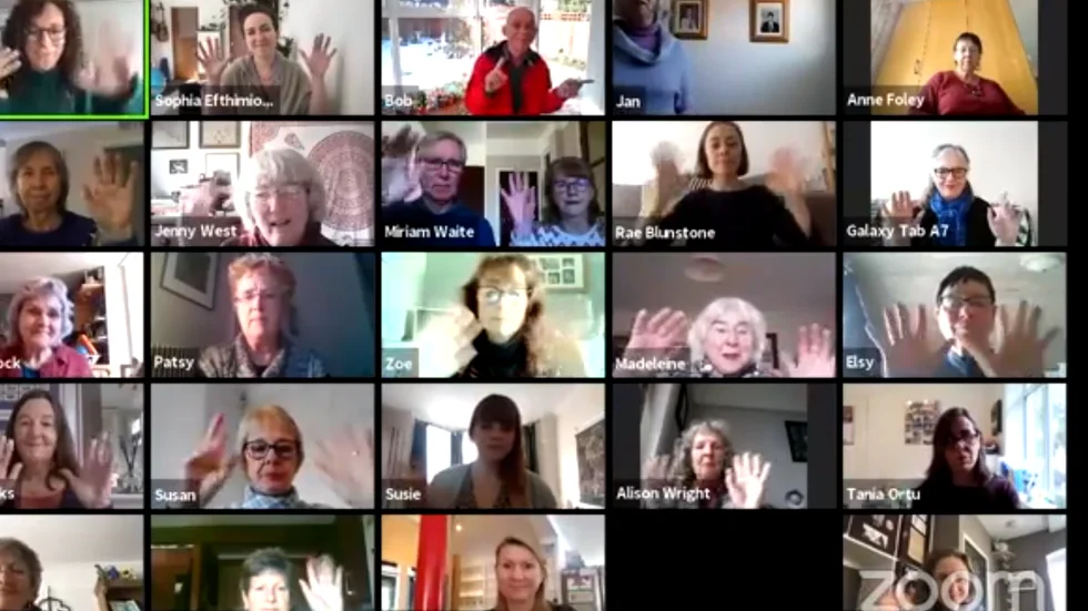 Gamlebybon Elsy Strid-Söderberg har deltagit i flera internationella onlinekörer under pandemin. Den 12 februari deltog hon i ideella organisationen Singing mamas choir﻿s körövning. Elsy syns i bild längst till höger.