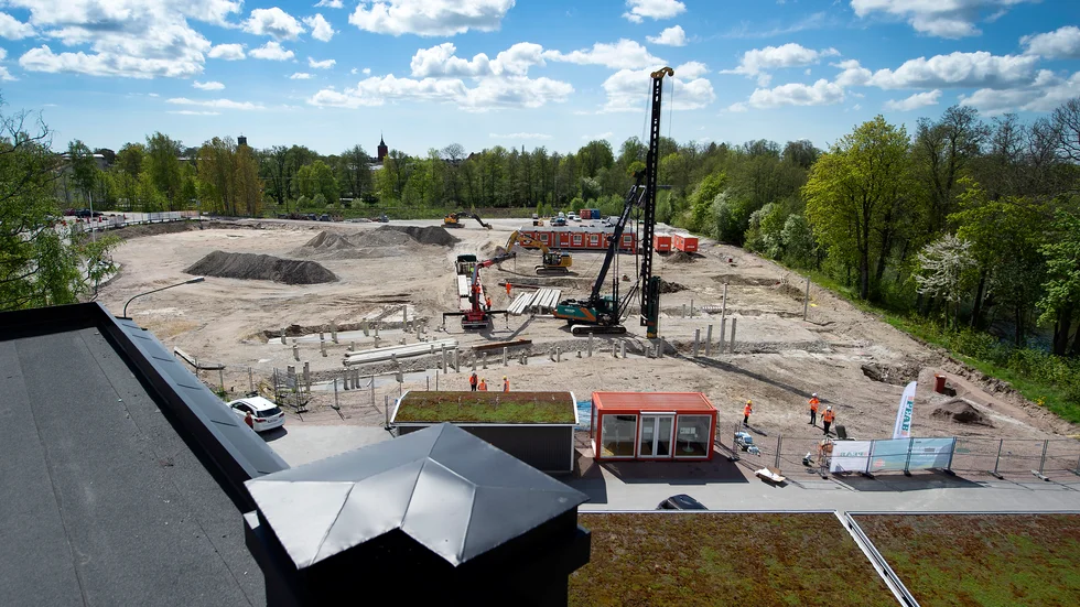 Tomten mellan ån och Kråkberget har stått öde under många år, men nu har Peab börjat byggnationen av totalt tre nya huskroppar.