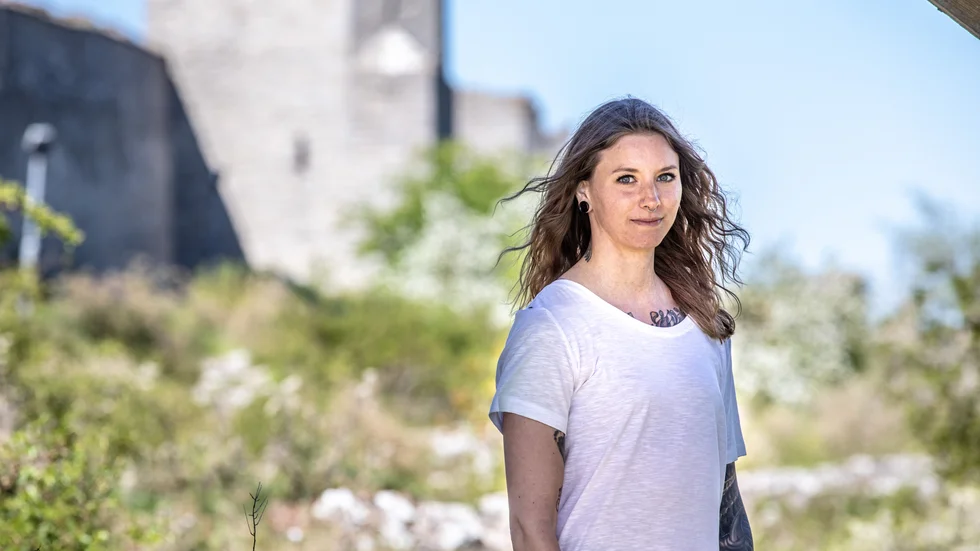 Sara Nyd är volontär inom organisationen Suicide Zero. Hon håller bland annat föreläsningar om sina egna erfarenheter, träningspass med fokus på hur fysisk hälsa påverkar psykisk hälsa och fungerar som talesperson för organisationen på ön.