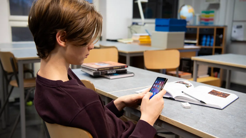 Att förbjuda mobiltelefoner i klassrummen är ett steg på rätt väg mot bättre ordning i skolan. Men lärarna måste ges större befogenheter, menar ledarskribenten.