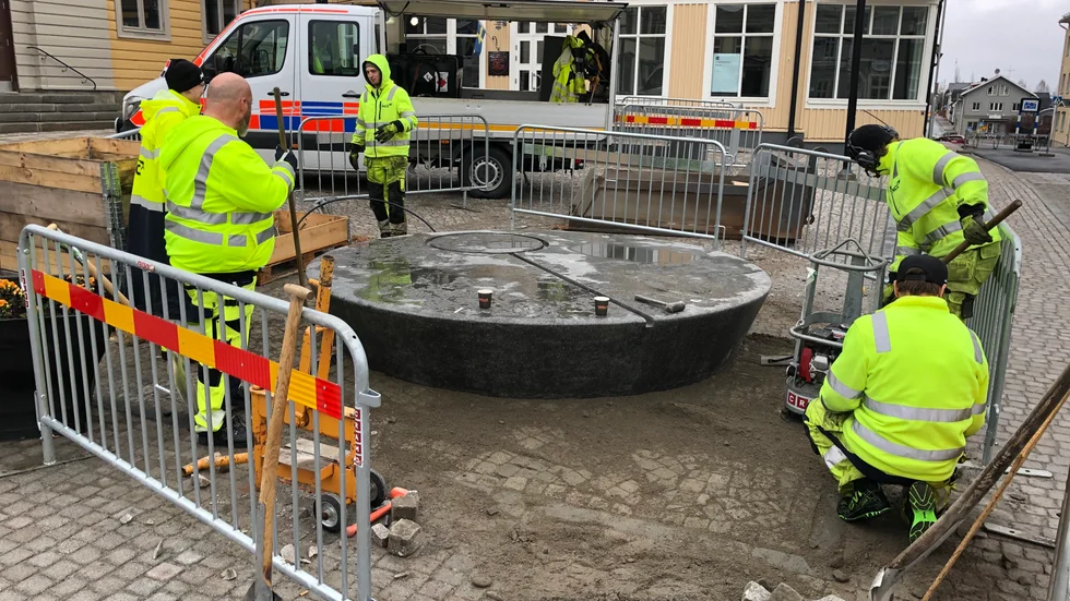 Torgbrunnen på Rådhustorget har kommit på plats, men något vatten kommer inte att strila på jubileumsdagen 12 maj.