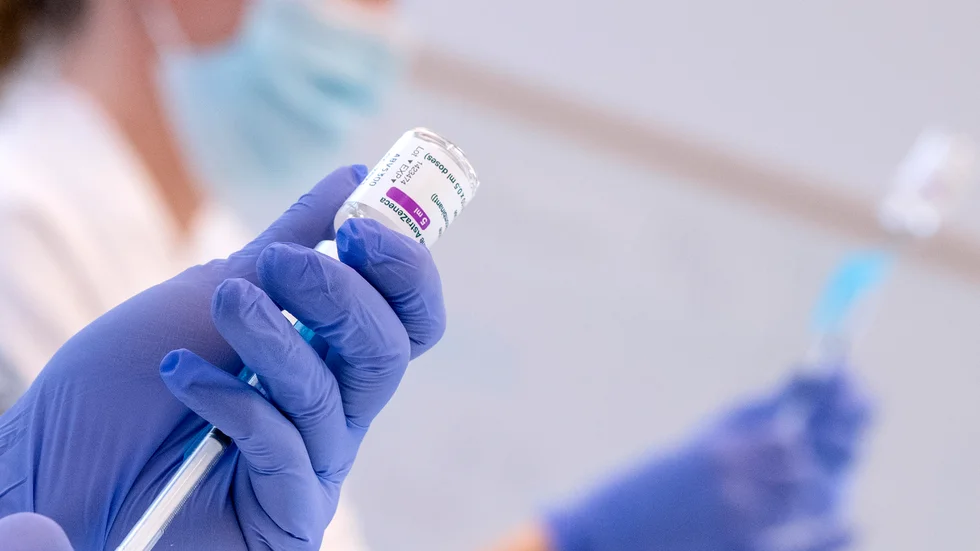 En spruta laddas med vaccin från Astra Zeneca vid SUS vaccinationscentral i Malmö. Arkivbild.