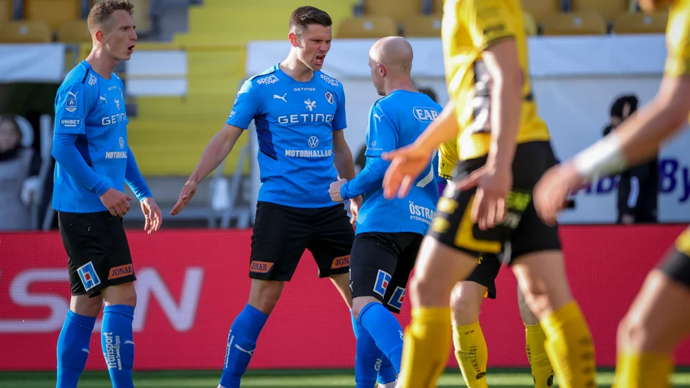 Halmstads Marcus Antonsson (mitten) jublar.