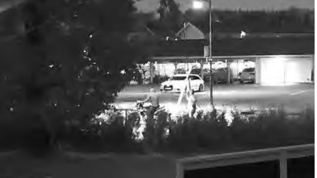 Övervakningsfilmen visar hur en person slänger handgranaten mot barnfamiljens villa.