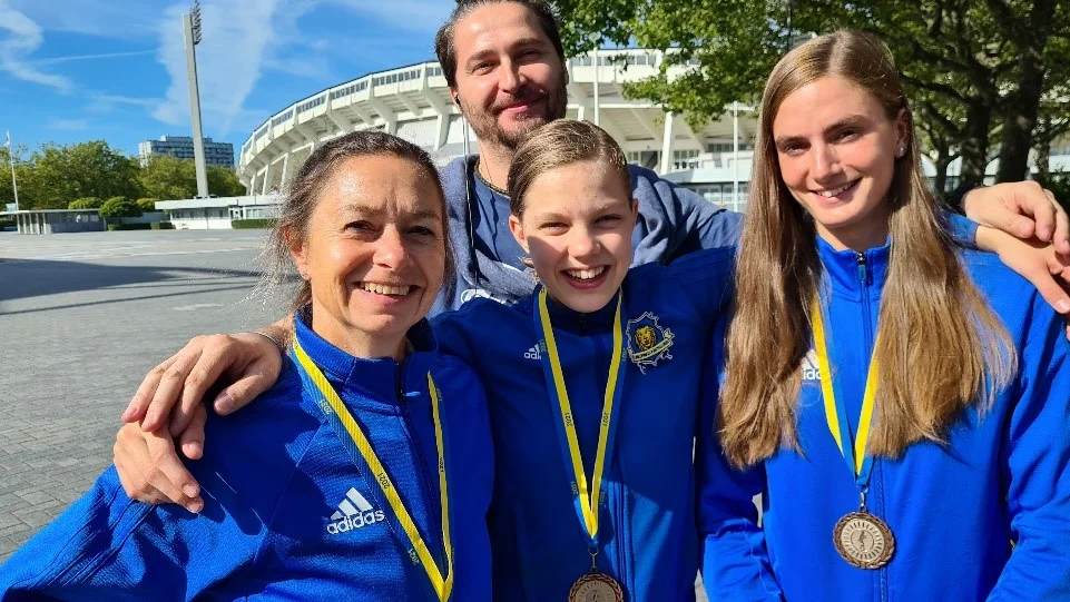 Kerstin Warvsten, Calin Harbu (coach), Louise Ulltjärn och Cecilia Lehrman jublade över ett brons i NM.